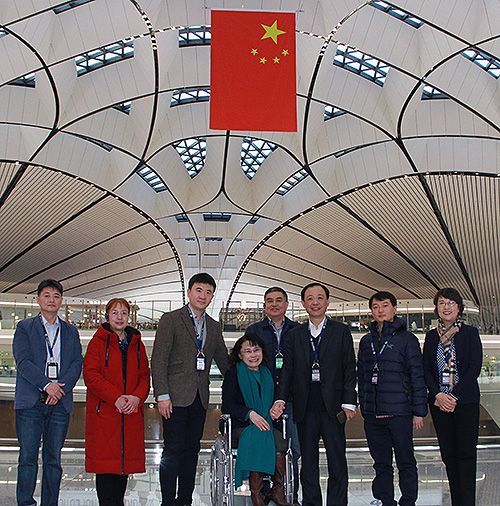 图为张海迪和无障碍专家考察大兴国际机场