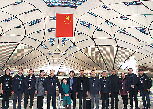 图为张海迪和北京冬奥组委相关部门工作人员考察无障碍工作