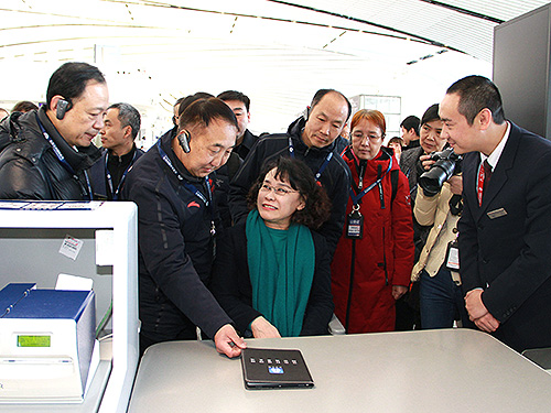 图为张海迪考察无障碍柜台